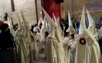 La procesión del Cristo de Santa Cruz volvió a sus orígenes procesionando en silencio