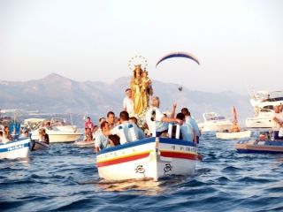 La procesión de la Virgen del Carmen volvió y llenó un año más las calles de Santa Catalina