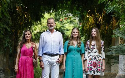 La familia real da la bienvenida en Mallorca con un simple cóctel a autoridades, destacada representación mallorquina y prensa