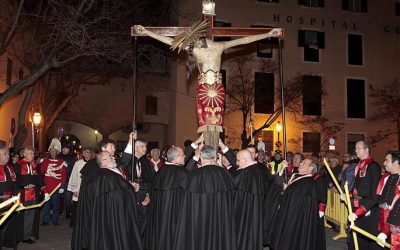 La procesión del Crist de la Sang vuelve a uno de los recorridos más tradicionales